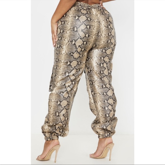NWT PrettyLittleThing Plus Taupe Snake Print Pocket Detail Crop Trousers - Picture 9 of 9